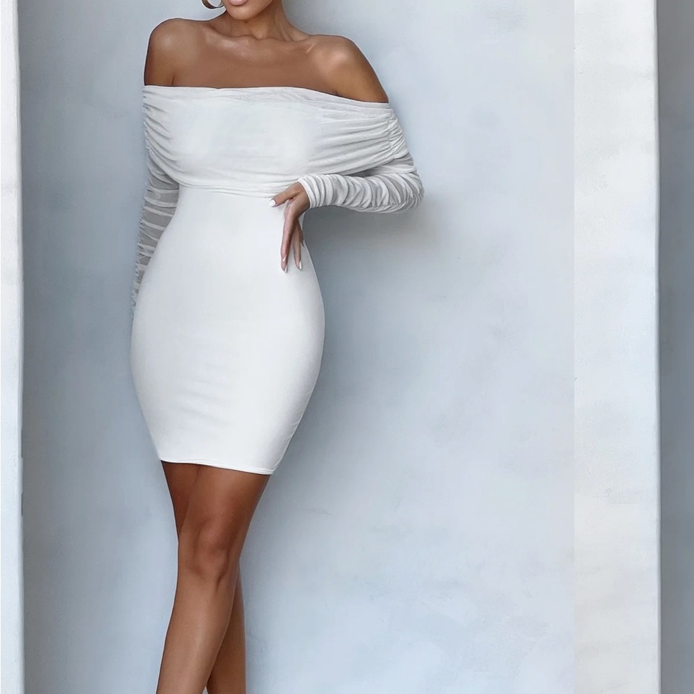 Club London / Club L
WHITE RUCHED MESH BARDOT BODYCON MINI DRESS UK14 / US10